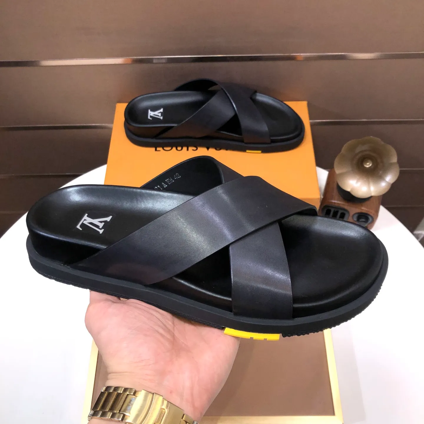Men's shoes 💰400💰 [Louis Vuitton LV slippers] (high-end cowhide) counter 1:1 fashion style, a must-have for summer! The designer used LV’s iconic outsole. The original simple slippers instantly become fashionable! The upper is made of flexible special cowhide leather straps alternately, and the workmanship is exquisite! A must-have for stylish men in summer, size 38-45 (45 customized)